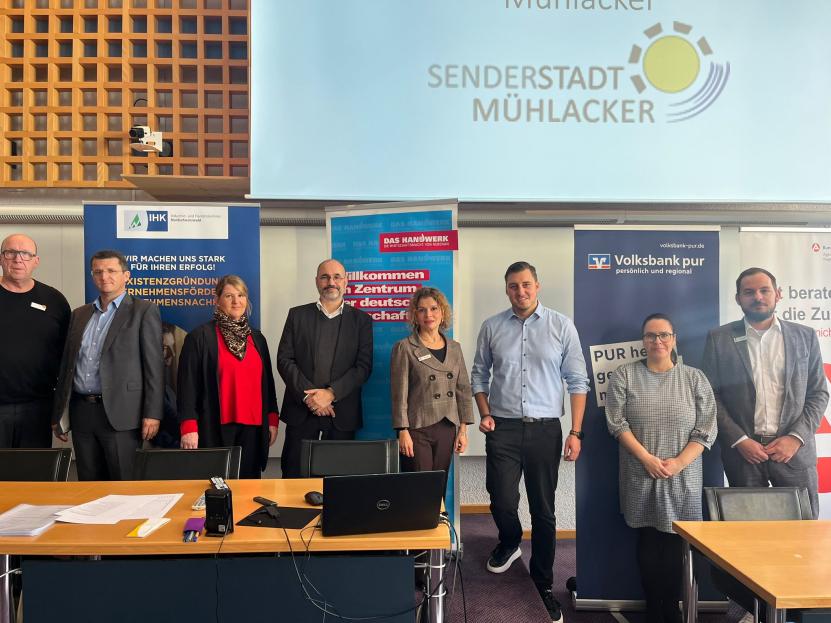 von links: Jörg Fuchs (Gründerberater Handwerkskammer Karlsruhe), Kenan Hörsch (Abteilungsleiter GründerCenter Sparkasse Pforzheim-Calw), Anja Maisch (Gründerberatung IHK Nordschwarzwald, Bürgermeister Armin Dauner, Patricia Lopez ( Volksbank pur), Mirko Elinger, Wirtschaftsbeauftragter der Stadt Mühlacker, Babette Schernau (Agentur für Arbeit Nagold-Pforzheim) und Tobias Bott (Sparkasse Pforzheim-Calw).