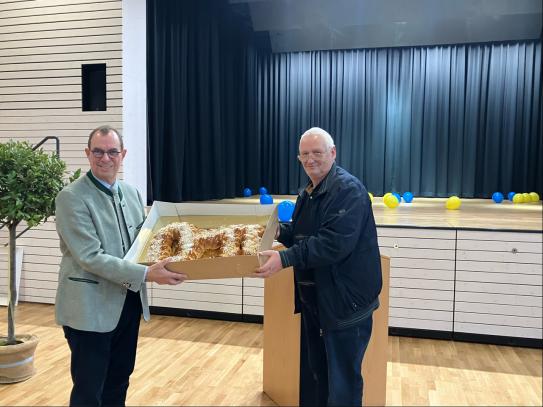 Symbolische Schlüsselübergabe: OB Frank Schneider (links) und Ralph Buseck vom Architekturbüro Knecht (rechts)