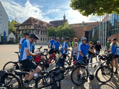 Die Schmöllner Radgruppe mit dem Motto „Ab jetzt geht’s bergauf!“ vor dem Start am Kelterplatz